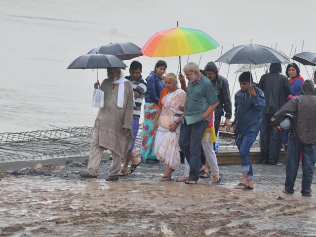 Medha Patkar visited Pipliyahana lake in Indore on Tuesday to express solidarity with the ongoing Jal Satyagrah by the residents.(Shankar Mourya/HT photo)