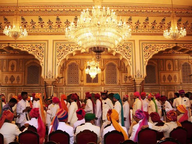 Relatives and erstwhile rulers from various cities queue to greet Padmanabh Singh. (Himanshu Vyas/HT Photo) 
