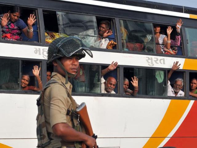 Security forces stand guard at Jammu & Kashmir national highway.(HT File Photo) Security forces stand guard at Jammu & Kashmir national highway.(HT File Photo)
