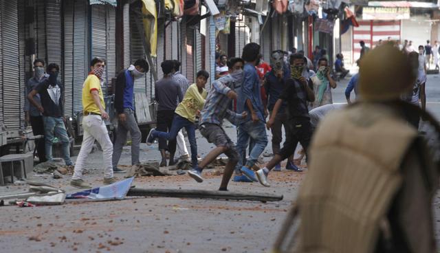 Kashmiri protesters throw stones at police during clashes in Srinagar. Street protests have claimed at least 30 lives and 29 of them are from the restive south Kashmir. (Waseem Andrabi / HT Photo) Kashmiri protesters throw stones at police during clashes in Srinagar. Street protests have claimed at least 30 lives and 29 of them are from the restive south Kashmir. (Waseem Andrabi / HT Photo)