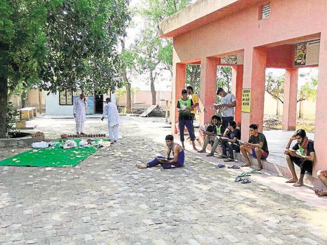 Twenty-seven men from across the state are living in a crematorium in Sriganganagar district to train for launching their career in the army. (HT Photo) Twenty-seven men from across the state are living in a crematorium in Sriganganagar district to train for launching their career in the army. (HT Photo)