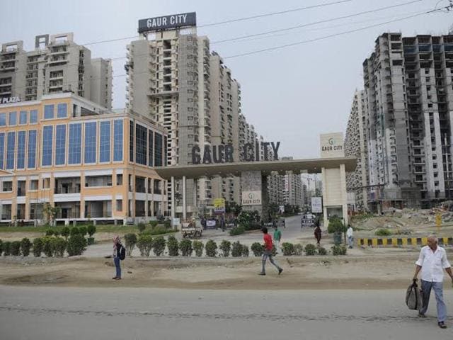 The residents of Gaur City have written a letter to the Gautam Budh Nagar district magistrate, Greater Noida authority and the city traffic police demanding a foot over bridge in front of their residential society.(Burhaan Kinu/HT Photo) The residents of Gaur City have written a letter to the Gautam Budh Nagar district magistrate, Greater Noida authority and the city traffic police demanding a foot over bridge in front of their residential society.(Burhaan Kinu/HT Photo)