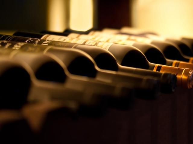 Specialists recommend serving red wine at around 15°C (depending on the variety) and drinking white wine at 11°C and 14°C. (Shutterstock) Specialists recommend serving red wine at around 15°C (depending on the variety) and drinking white wine at 11°C and 14°C. (Shutterstock)