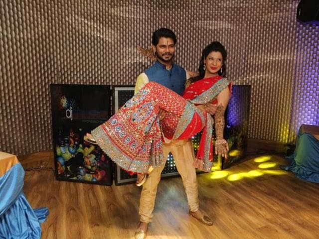 TV actor Sambhavna Seth celeberated mehndi ceremony on Wednesday at a lounge in Rajouri Garden, Delhi wherein she celebrated her upcoming nuptials to Aviniash Dwiwedi. (Manoj Verma/HT Photo)