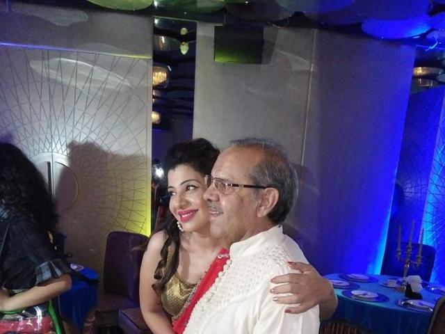Sambhavna’s dad poses with her for the shutterbugs. (Anmol Arora/HT)