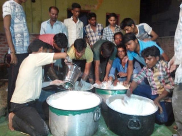 A large rectangular cauldron eight feet wide, nine feet long and eight inches deep was used to fry the samosa. (HT Photo) A large rectangular cauldron eight feet wide, nine feet long and eight inches deep was used to fry the samosa. (HT Photo)