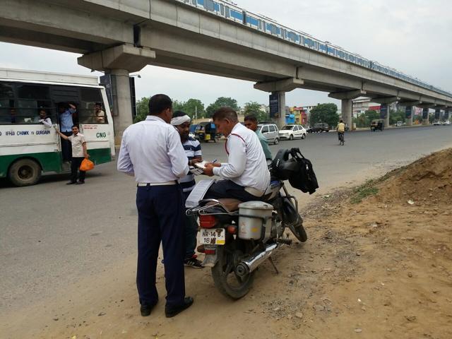 Less number of traffic cops, faulty traffic signals and ever-growing number of private vehicles on the city roads have forced the people to take the job of traffic management in their hands. (HT Photo) Less number of traffic cops, faulty traffic signals and ever-growing number of private vehicles on the city roads have forced the people to take the job of traffic management in their hands. (HT Photo)