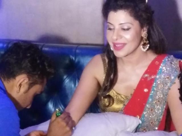 Sambhavna gets her mehendi at Rajouri Garden in Delhi. She will tie the knot with her boyfriend Avinash Dwivedi on July 14. (Anmol Arora/HT)