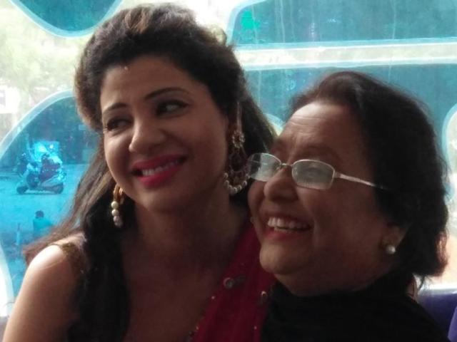 Sambhavna Seth with her mom during her mehendi ceremony. (Anmol Arora/HT)