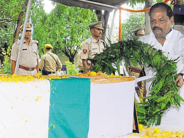 Chief minister Raghubar Das pays tribute to martyred COBRA jawan Ajay Kumar in Ranchi. (Parwaz Khan / Hindustan Times) Chief minister Raghubar Das pays tribute to martyred COBRA jawan Ajay Kumar in Ranchi. (Parwaz Khan / Hindustan Times)