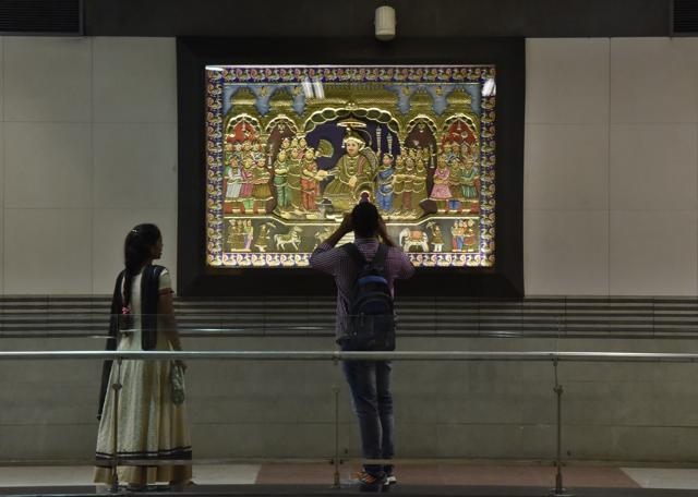 With beautiful murals, pictograms, photographs, handloom and sketches, the displays at Metro stations in south Delhi will surely brighten up your commute.(Tribhuwan Sharma / HT Photo) With beautiful murals, pictograms, photographs, handloom and sketches, the displays at Metro stations in south Delhi will surely brighten up your commute.(Tribhuwan Sharma / HT Photo)