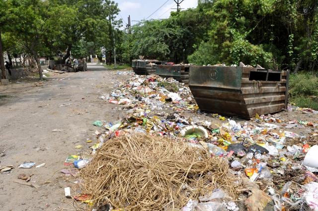 In July last year, the RMC had hired a Mumbai-based company called Essel Infraprojects Limited to collect and dispose of the garbage generated by the city every day. However, the entire process got delayed, and waste disposal issues continue to plague Ranchi. (HT File) In July last year, the RMC had hired a Mumbai-based company called Essel Infraprojects Limited to collect and dispose of the garbage generated by the city every day. However, the entire process got delayed, and waste disposal issues continue to plague Ranchi. (HT File)