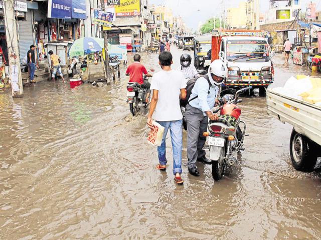 On Tuesday, commuters faced difficulty while using the waterlogged Delhi-Gurgaon expressway service lane. (Parveen Kumar/HT Photo) On Tuesday, commuters faced difficulty while using the waterlogged Delhi-Gurgaon expressway service lane. (Parveen Kumar/HT Photo)