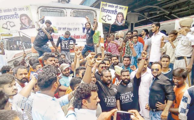 Members of the Valmiki Tiger Force blocking the Shatabadi Express at the Jalandhar railway station. (HT Photo)