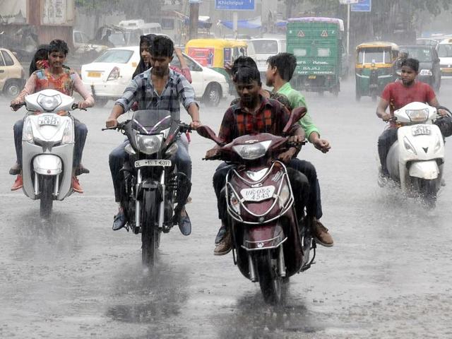 More than 50% of the prosecutions was against bikers riding without helmets. Other fines were for three people riding one bike, dangerous driving, red-light jumping or driving without a licence.(HT Photo) More than 50% of the prosecutions was against bikers riding without helmets. Other fines were for three people riding one bike, dangerous driving, red-light jumping or driving without a licence.(HT Photo)