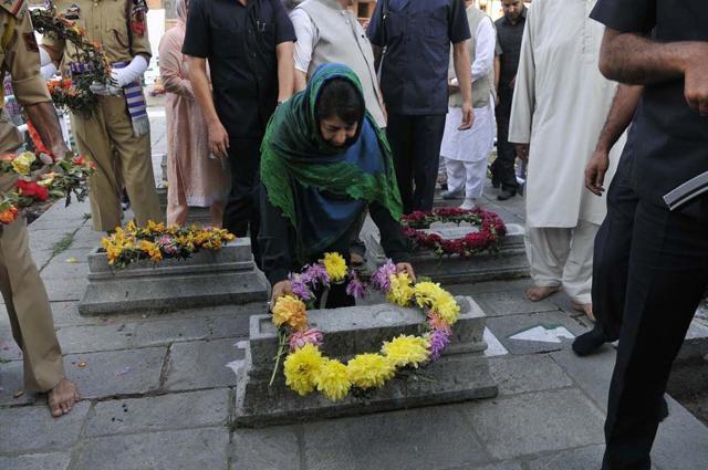 CM Mehbooba Mufti lays a wreath on the graves at the Mazar-e-Shohda (Martyr's Graveyard). (Waseem Andrabi / HT Photo ) CM Mehbooba Mufti lays a wreath on the graves at the Mazar-e-Shohda (Martyr's Graveyard). (Waseem Andrabi / HT Photo )