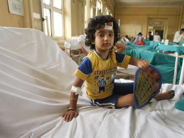 Four-year-old Zuhra Majeed at Srinagar’s Shri Maharaja Hari Singh hospital.(Waseem Andrabi/HT Photo)