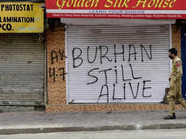 Srinagar:Policemen patrols during curfew in Srinagar(HT)