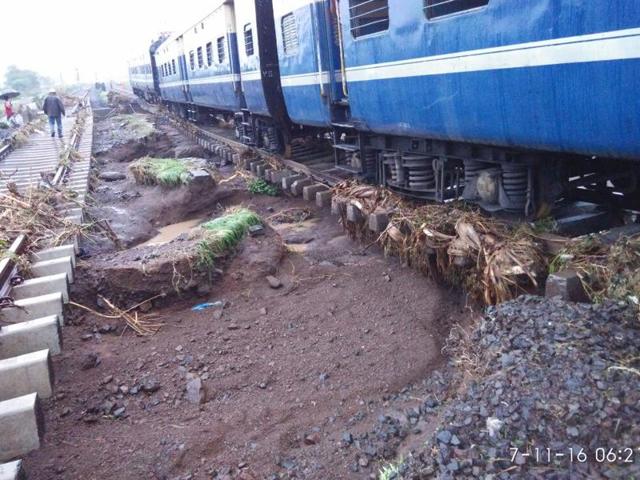 Passenger were left stranded at Surat railway station on Monday morning following the derailment of a Surat-Nandurbar train. (HT PHOTO)