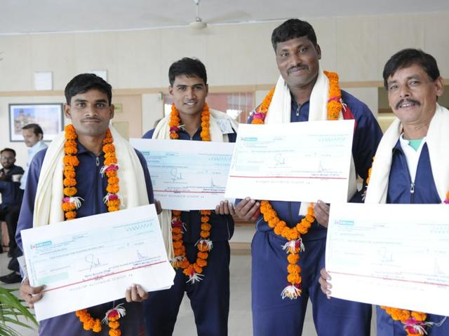 Family members of Deepak Sahu who saved 21 lives on July 9 but couldn’t save his own in his heroic effort. (Chandresh Mathur/HT photo) Family members of Deepak Sahu who saved 21 lives on July 9 but couldn’t save his own in his heroic effort. (Chandresh Mathur/HT photo)