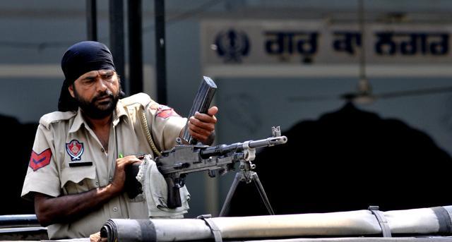 A cop with light machine gun in Budha Dal head Balbir Singh’s cavalcade in Hoshiarpur on Wednesday. (Ravi Kumar/HT Photo) A cop with light machine gun in Budha Dal head Balbir Singh’s cavalcade in Hoshiarpur on Wednesday. (Ravi Kumar/HT Photo)