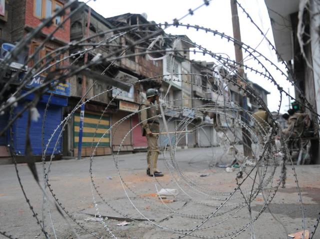 A policeman stands guard at a street in violence-hit Srinagar.(Waseem Andrabi/HT Photo) A policeman stands guard at a street in violence-hit Srinagar.(Waseem Andrabi/HT Photo)