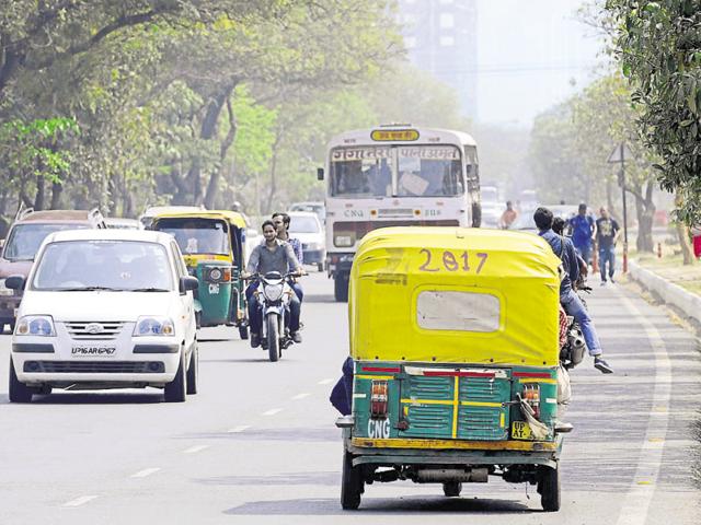 In the absence of proper walkways, pedestrians end up walking on busy roads amidst traffic. (HT File Photo) In the absence of proper walkways, pedestrians end up walking on busy roads amidst traffic. (HT File Photo)
