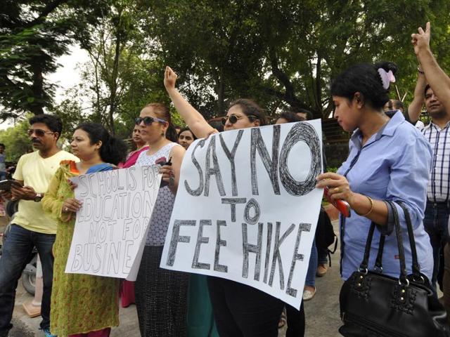 Parents have been protesting against fee hike by private schools in Gautam Budh Nagar since the start of the current academic session. (SUNIL GHOSH/HT) Parents have been protesting against fee hike by private schools in Gautam Budh Nagar since the start of the current academic session. (SUNIL GHOSH/HT)