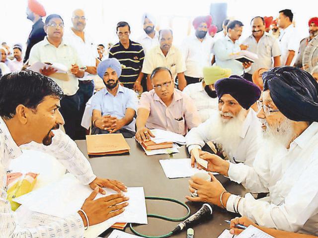 Chief minister Parkash Singh Badal at a sangat darshan at a village in Hoshiarpur. (HT Photo) Chief minister Parkash Singh Badal at a sangat darshan at a village in Hoshiarpur. (HT Photo)