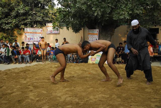 A wrestling match in progress at Delhi Gate. (Pradeep Gaur / Mint)