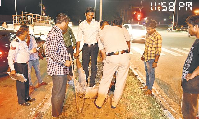 Cops lifting a drunken man. (Sanjeev Sharma/HT Photo) Cops lifting a drunken man. (Sanjeev Sharma/HT Photo)