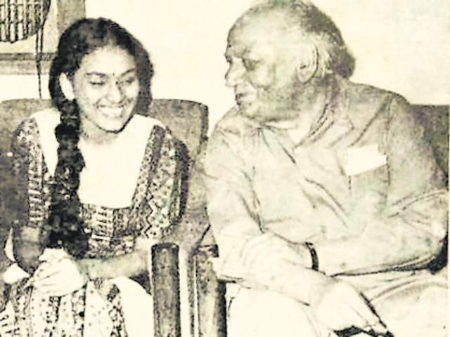 Young Ratnika with Urdu poet Faiz Ahmed Faiz (File Photo) Young Ratnika with Urdu poet Faiz Ahmed Faiz (File Photo)