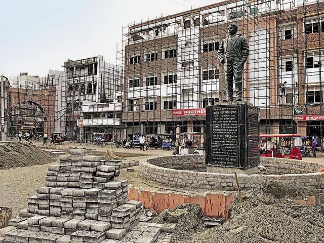 Beautification work in full swing near Golden temple area in Amritsar on Thursday.(Gurpreet Singh/HT) Beautification work in full swing near Golden temple area in Amritsar on Thursday.(Gurpreet Singh/HT)