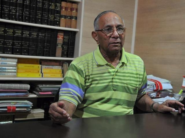 Justice VS Kokje said two or three people call shots in political parties and all MPs, MLAs obey without questioning them.(Shankar Mourya/HT photo)