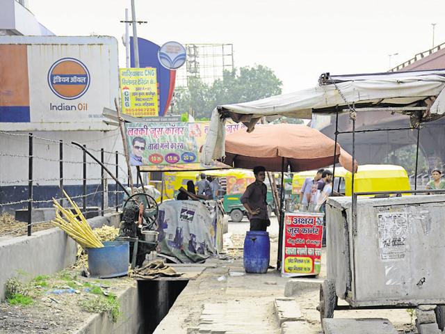 Those encroaching upon a land temporarily will be fined Rs10-Rs20 per sft, per day. (Sakib Ali/HT) Those encroaching upon a land temporarily will be fined Rs10-Rs20 per sft, per day. (Sakib Ali/HT)