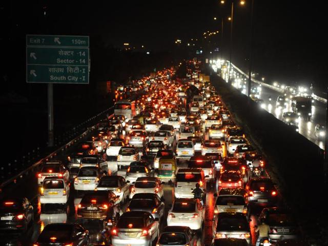 Those who had left office at 5 pm in the hope of reaching home early were stuck at one junction or the other unable to inch their way forward for hours. (Parveen Kumar) Those who had left office at 5 pm in the hope of reaching home early were stuck at one junction or the other unable to inch their way forward for hours. (Parveen Kumar)