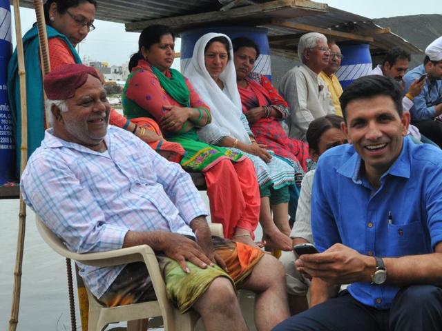 Social activist Kisore Kodwani and Congress MLA Jitu Patwari continue Jal Satyagraha on fifth day on Friday at Pipliyahana reservoir.(Shankar Mourya/HT photo)