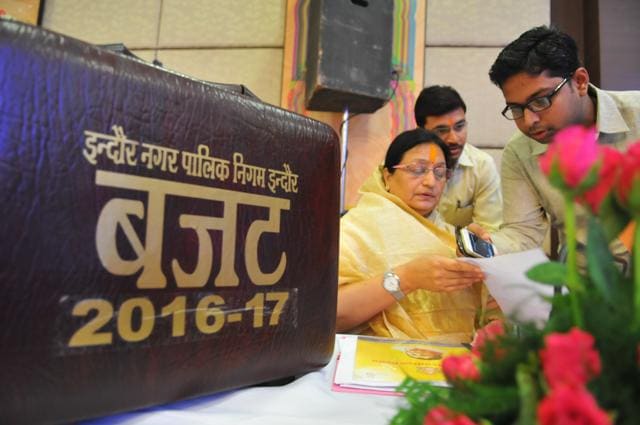 Mayor Malini Gaud arriving with budget documents at Brilliant Convention Centre in Indore on Friday.(Shankar Mourya/HT photo)