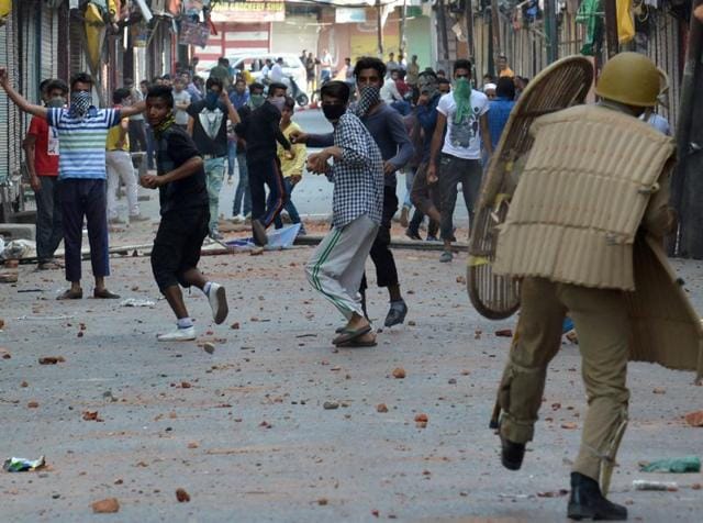 Police clash with Kashmiri protestors in Srinagar on July 11, 2016.(AFP)