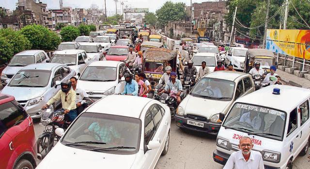A commuter, Sanjeev Sharma, who was coming from Vishwakarma Chowk side, said, “I got stuck in a jam near the railway station. It took me around 25 minutes to reach the Lakkar Bridge. (HT Photo) A commuter, Sanjeev Sharma, who was coming from Vishwakarma Chowk side, said, “I got stuck in a jam near the railway station. It took me around 25 minutes to reach the Lakkar Bridge. (HT Photo)
