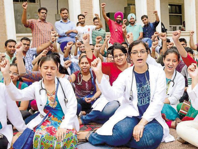 Members of Junior Doctors’ Association protesting at Government Rajindra Hospital in Patiala on Thursday.(HT Photo) Members of Junior Doctors’ Association protesting at Government Rajindra Hospital in Patiala on Thursday.(HT Photo)