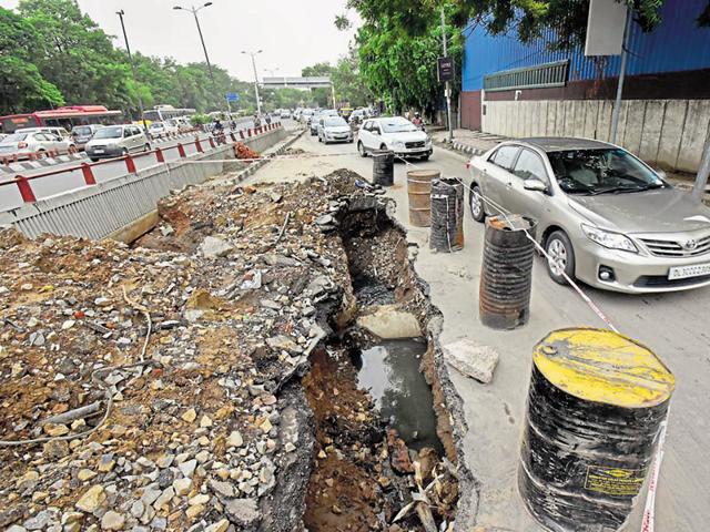 Delhi: Pothole turns sinkhole on Outer Ring Road after 11 days of ...