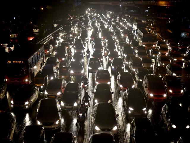 Traffic jam after heavy rain at Dhaula Kuan on Thursday.(Hindustan Times) Traffic jam after heavy rain at Dhaula Kuan on Thursday.(Hindustan Times)
