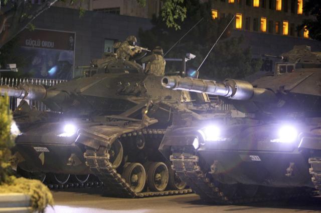 A soldier aims his weapon on top of a tank during an attempted coup in Ankara. (REUTERS) A soldier aims his weapon on top of a tank during an attempted coup in Ankara. (REUTERS)
