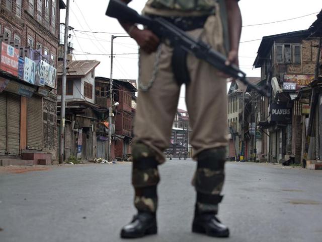 Masked Kashmiri protesters shout slogans in Srinagar(AP)