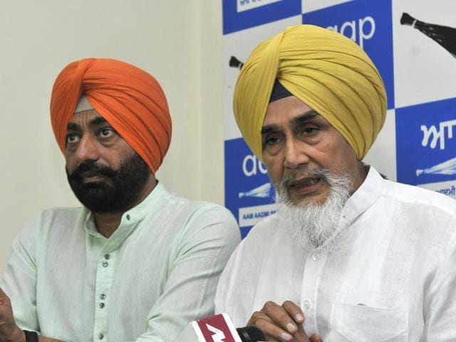 Punjab AAP convener Sucha Singh Chhotepur (right) with party spokesman Sukhpal Khaira in Chandigarh on Saturday.(Ravi Kumar/HT Photo)