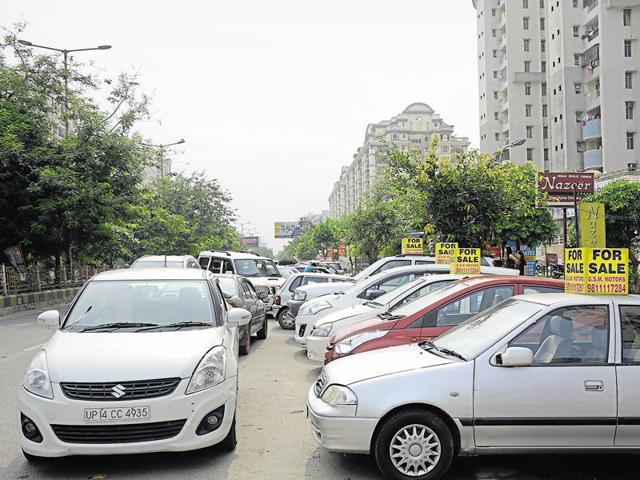 The proposal was put forward to decongest the city’s roads in the face of growing on-street parking. (Sakib Ali/HT Photo) The proposal was put forward to decongest the city’s roads in the face of growing on-street parking. (Sakib Ali/HT Photo)