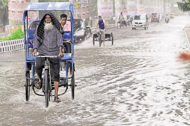 Commuters were unable to walk on the roads and had to resort to rickshaws. (Burhaan Kinu/ HT Photo) Commuters were unable to walk on the roads and had to resort to rickshaws. (Burhaan Kinu/ HT Photo)