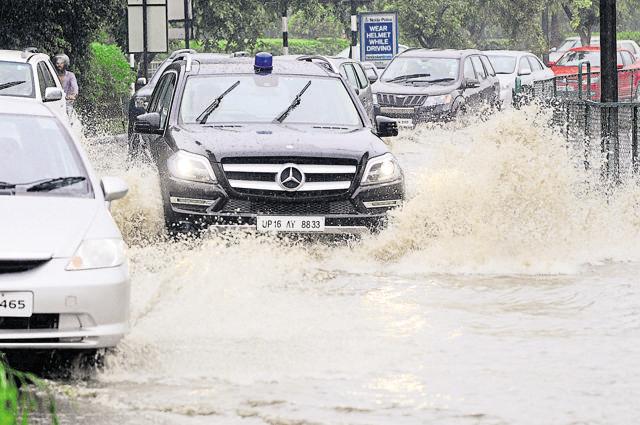 Heavy waterlogging was witnessed near DND Flyway, Film City in Sector 16 and several roads in sectors 52, 61 and 63. (Burhaan Kinu/HT Photo) Heavy waterlogging was witnessed near DND Flyway, Film City in Sector 16 and several roads in sectors 52, 61 and 63. (Burhaan Kinu/HT Photo)