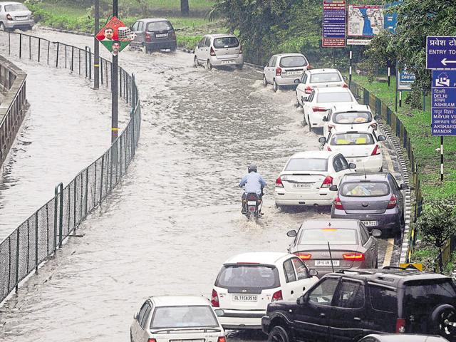 Commuters were trapped on NH-24 near Chhijarsi, Model Town, Sector 12/22 intersection, near the Noida stadium. The traffic jam around stadium lasted for more than three hours. (Burhaan Kinu/HT Photo) Commuters were trapped on NH-24 near Chhijarsi, Model Town, Sector 12/22 intersection, near the Noida stadium. The traffic jam around stadium lasted for more than three hours. (Burhaan Kinu/HT Photo)